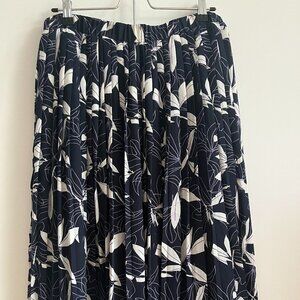 Banana Republic Petite Floral Print Pleated Midi Skirt in Size Medium